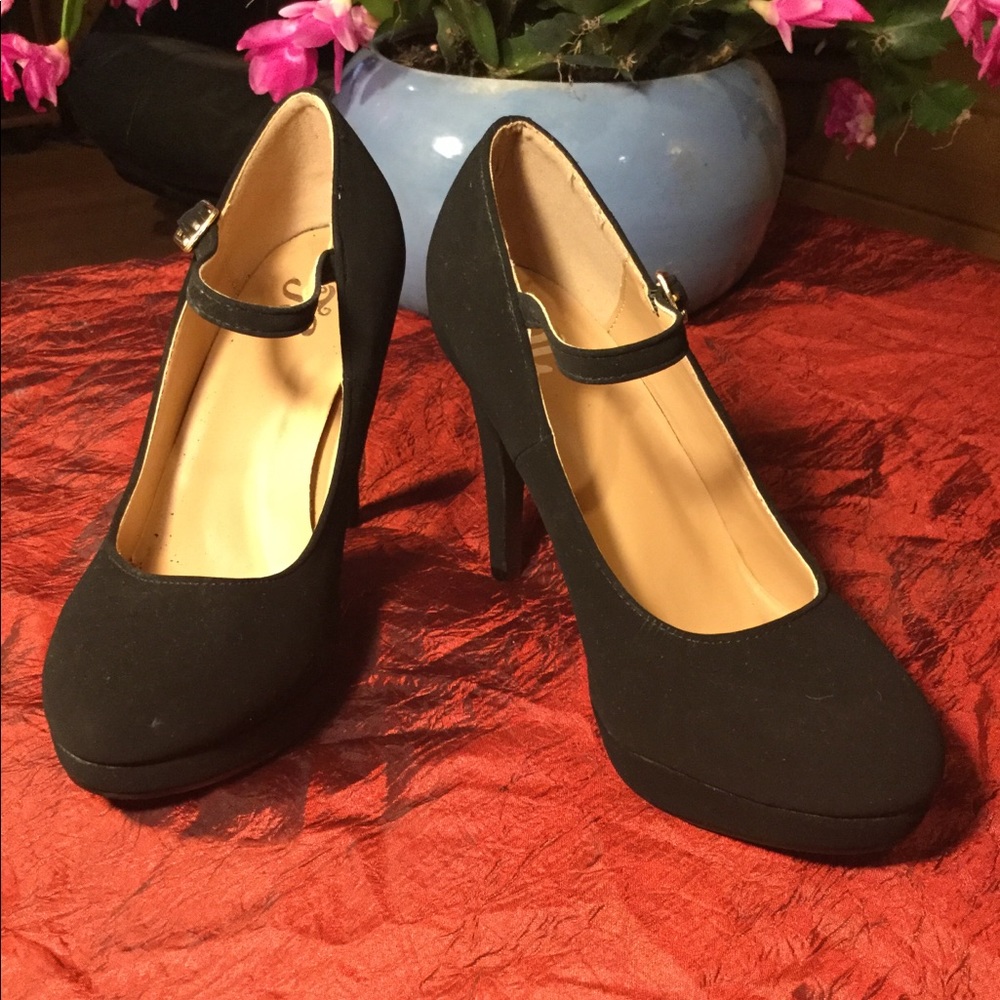 NWOT JG Black Strap Platform Pumps